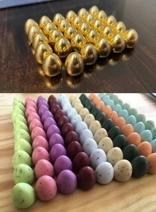 Flügelschlag Kombiset gesprenkelte Eier und goldene Eier aus Metall